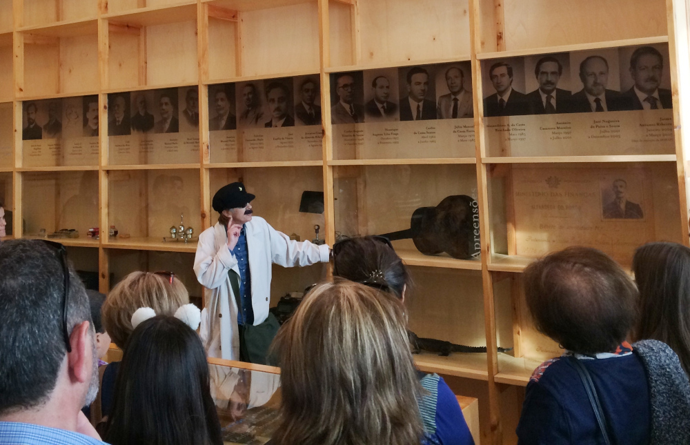 O contrabandista “Zé do saco” na visita à exposição Metamorfose de um Lugar Museu das Alfândegas © Arquivo AMTC